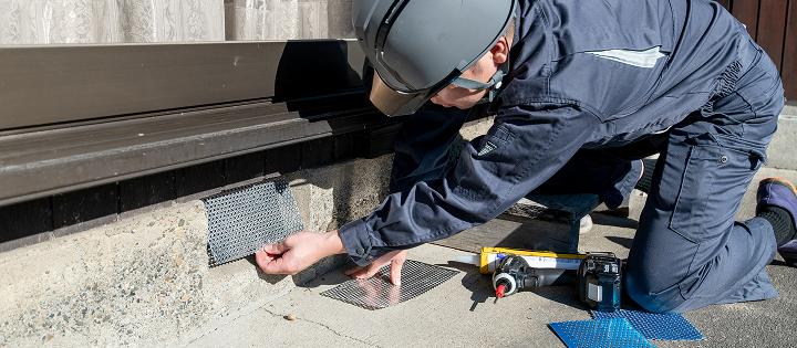 害獣駆除をしている作業写真