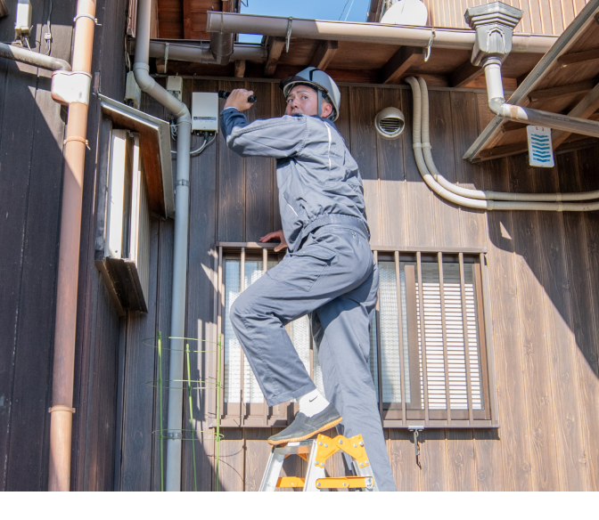 脚立に乗って作業する様子