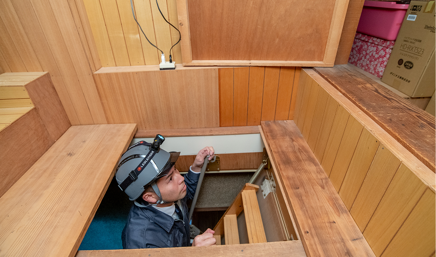 害獣駆除点検中の写真