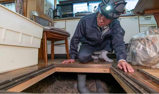 床下を確認している写真