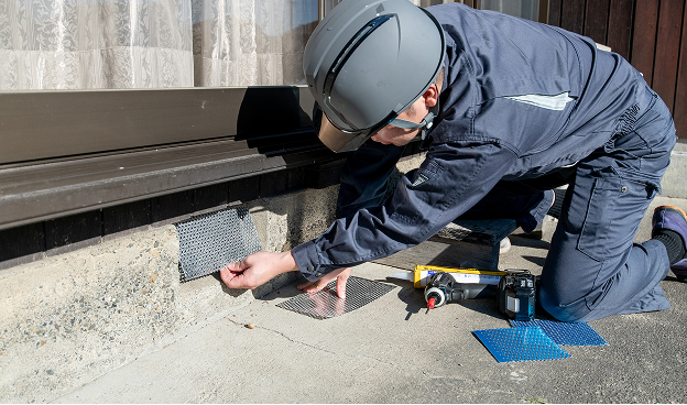 害虫の侵入経路を塞ぐ写真