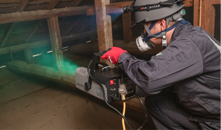 害虫駆除の作業の写真