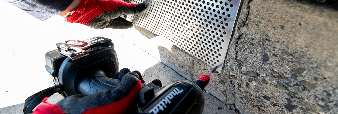 パンチングメタルで固定している様子