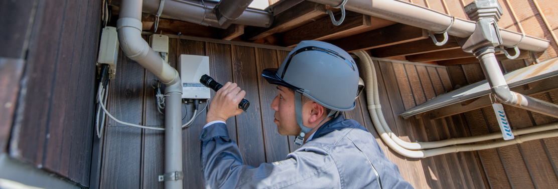 破損箇所を確認するスタッフ