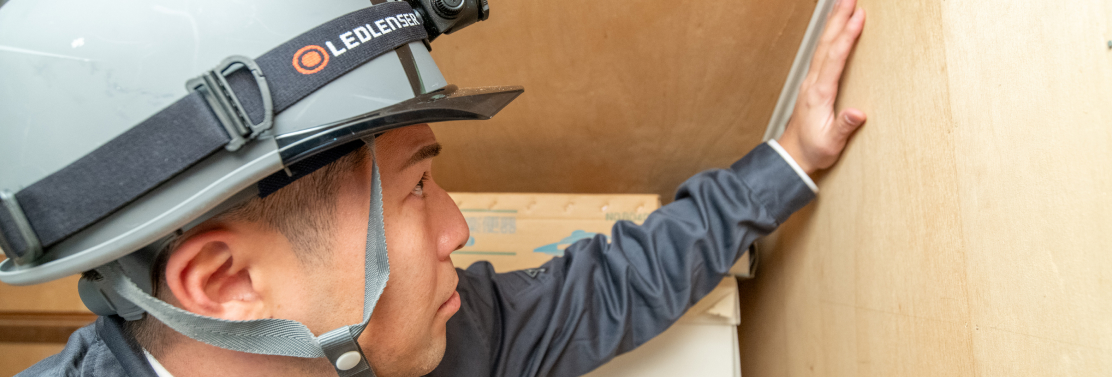 換気を確認するスタッフ