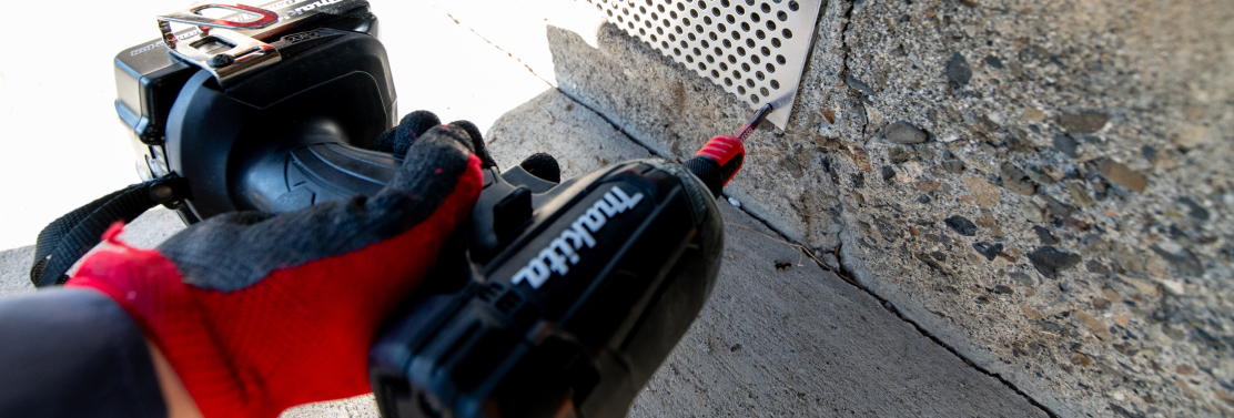 パンチングメタルで固定する様子