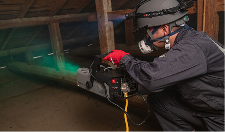 害虫駆除の作業風景