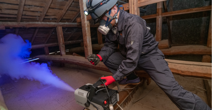 害虫駆除の作業風景