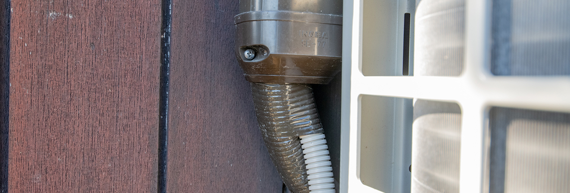 配管のコーキングを埋める様子