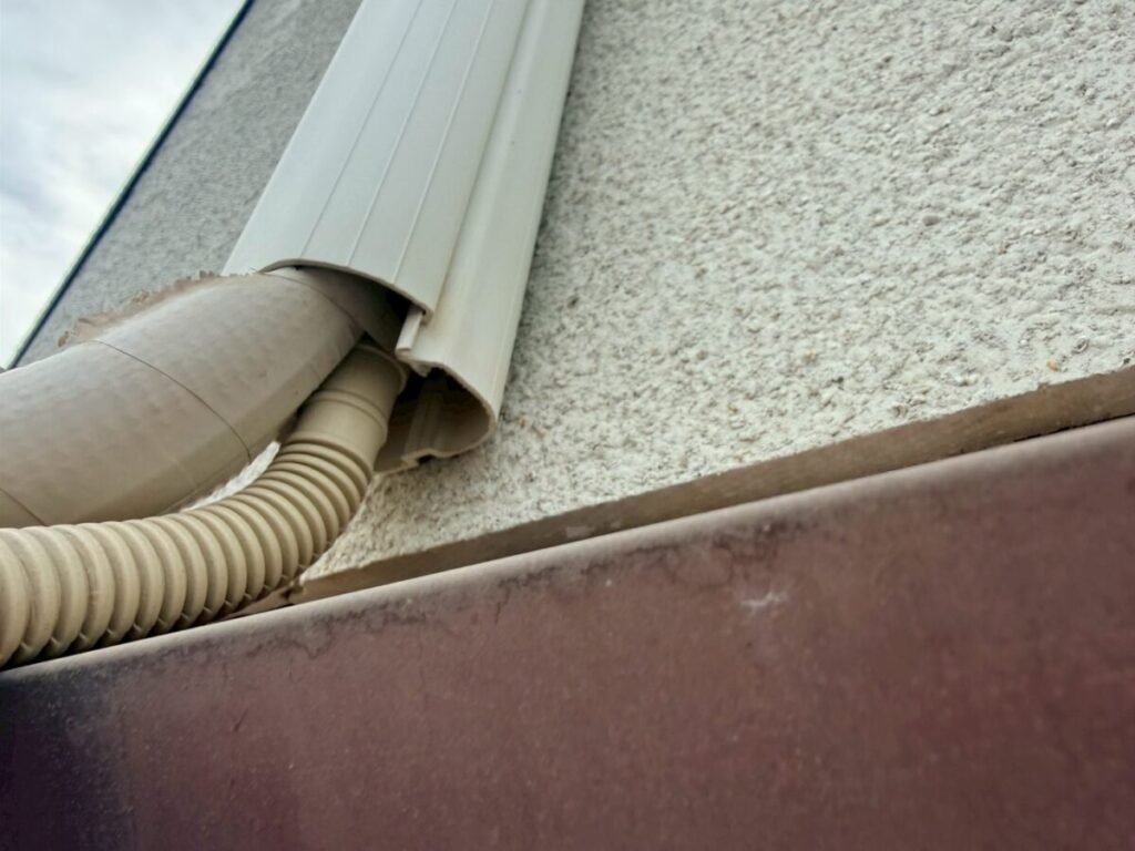 岐阜市ネズミエアコンホース侵入口