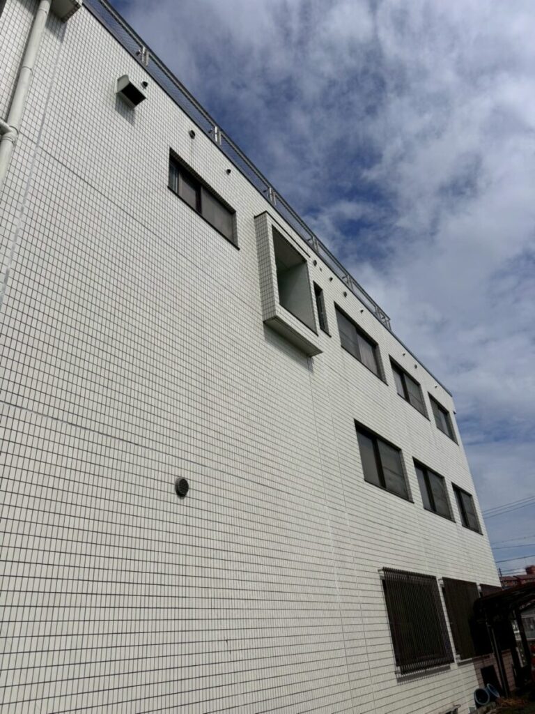 三重県四日市市コウモリ被害 換気フード 侵入口